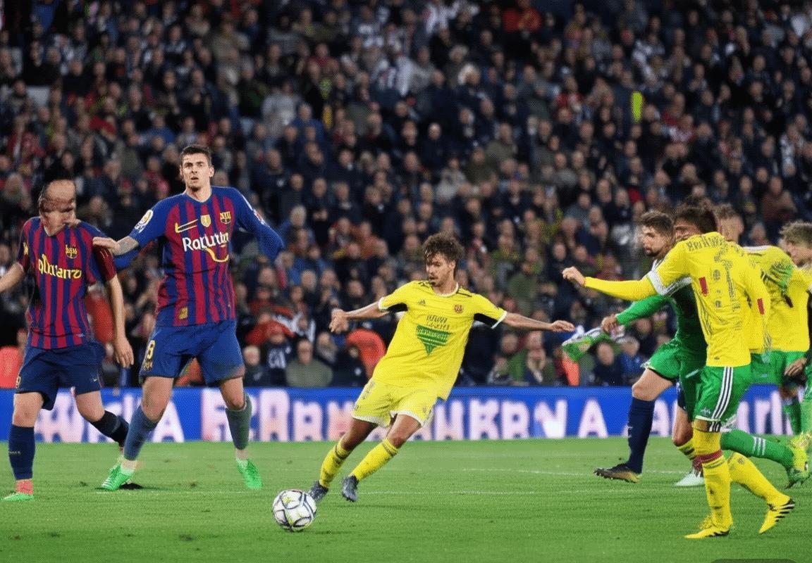 巴塞罗那VS里昂：激战上半场战术对决与球星风采